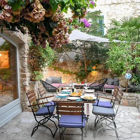Charming Stone House With Courtyard Ferienhaus