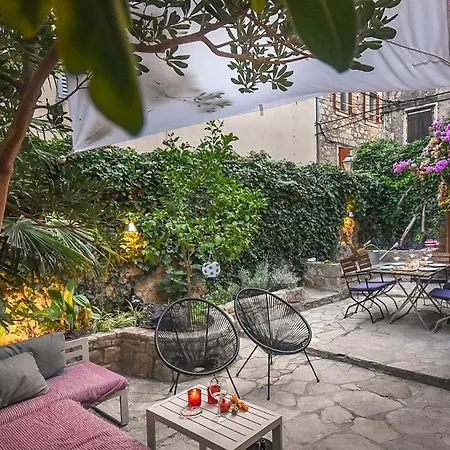 Charming Stone House With Courtyard Ferienhaus