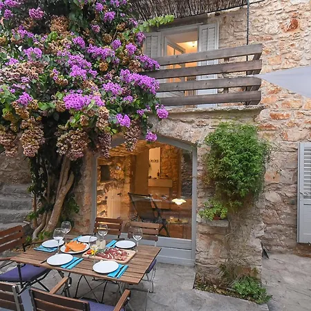 Сasa de vacaciones Charming Stone House With Courtyard *