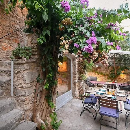 Charming Stone House With Courtyard * 斯塔里格勒