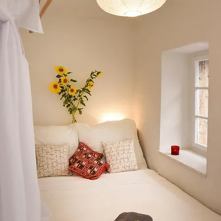 Charming Stone House With Courtyard Сasa de vacaciones