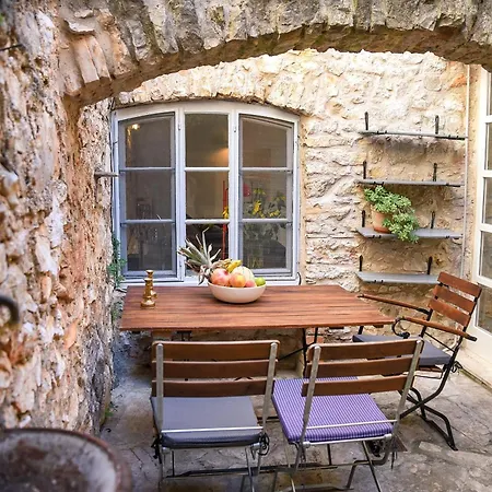 Dom wakacyjny Charming Stone House With Courtyard