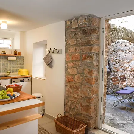 Charming Stone House With Courtyard Dom wakacyjny