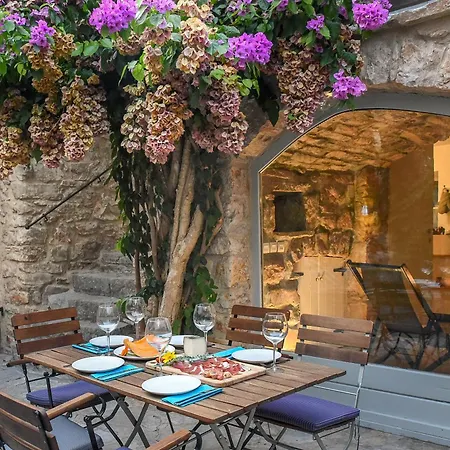 Сasa de vacaciones Charming Stone House With Courtyard *