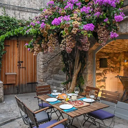 Dom wakacyjny Charming Stone House With Courtyard *