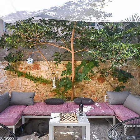 Charming Stone House With Courtyard Сasa de vacaciones